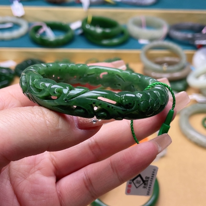 和田玉手镯55圈口。编号76未镶嵌