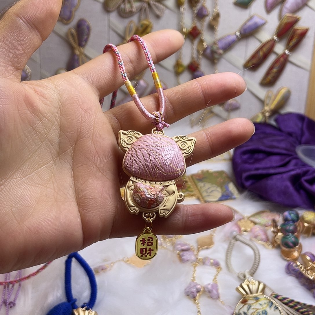 粉色小猪项链不退换