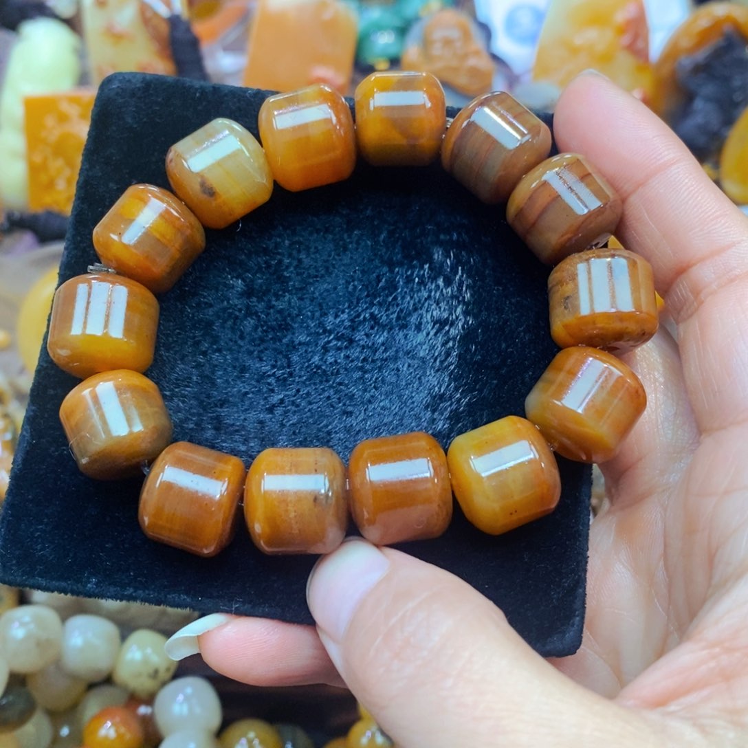 未镶嵌石英质玉（黄龙玉）颈饰