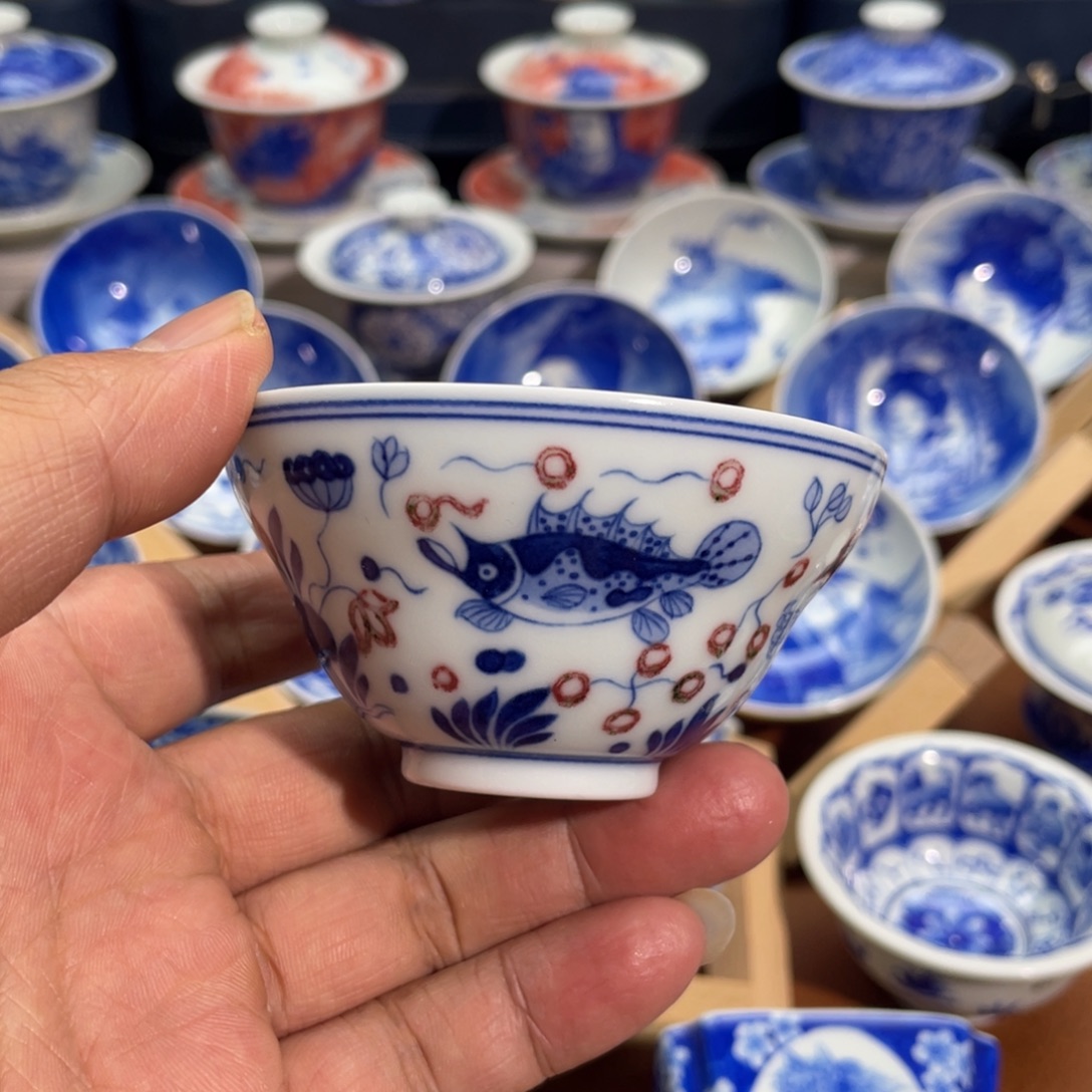 青花釉里红鱼藻纹  折腰杯