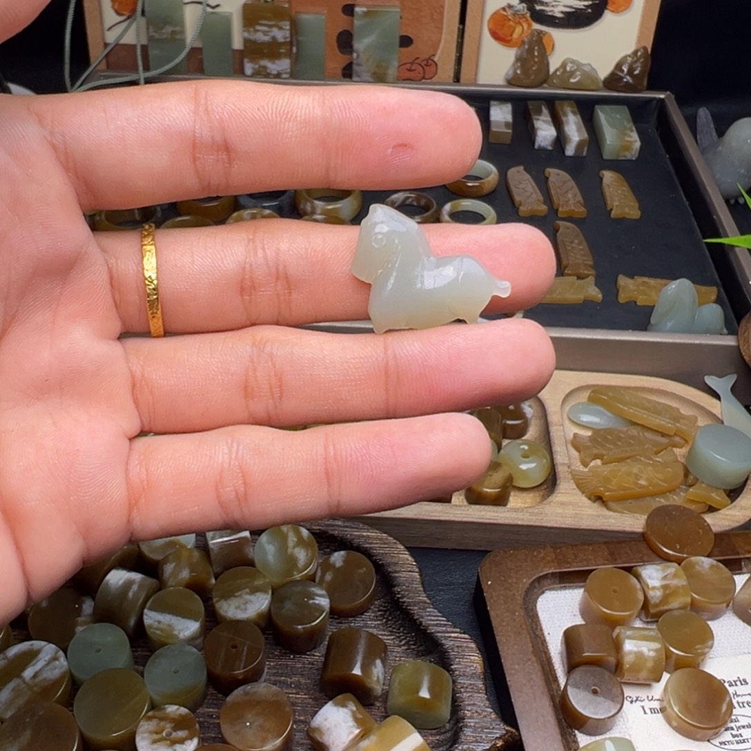 和田玉（糖玉）未镶嵌珠宝奇石马