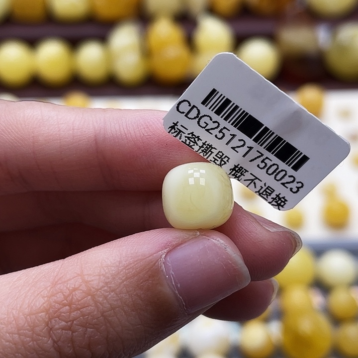 琥珀未镶嵌裸石10.5*9.4mm瑕