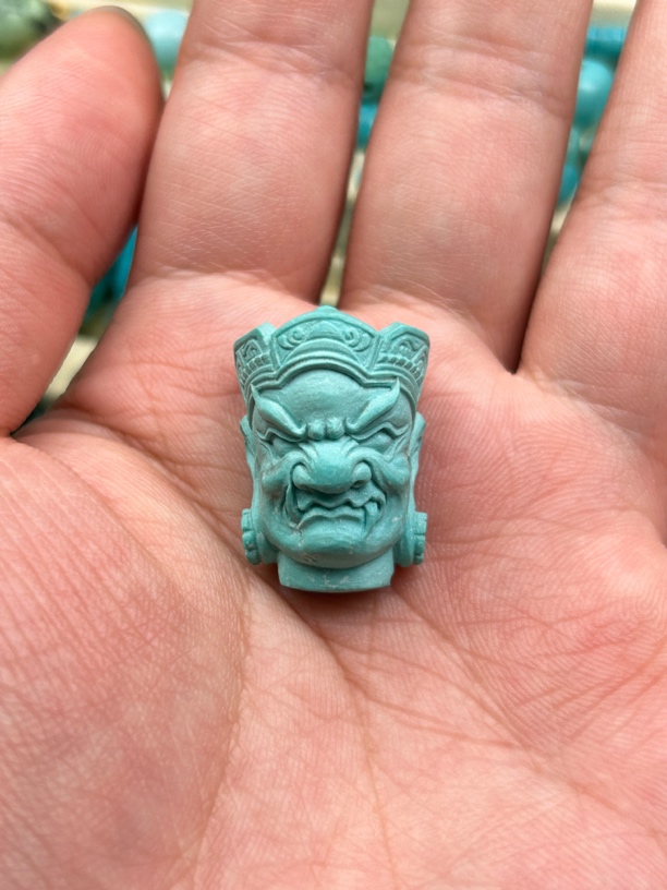 原矿高瓷绿松石不动明王。      尺寸16.5*13.5*25。  重7.5克