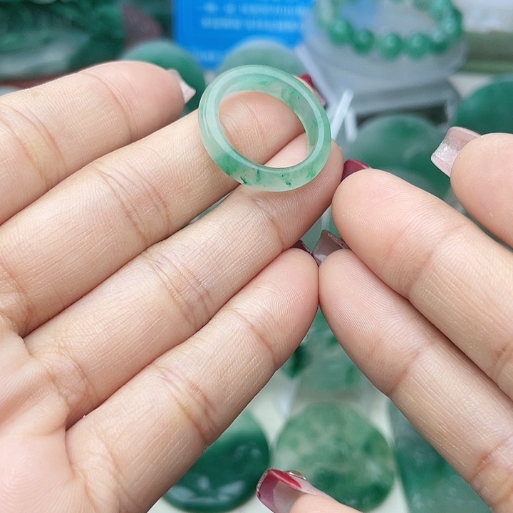 颈饰未镶嵌石英质玉