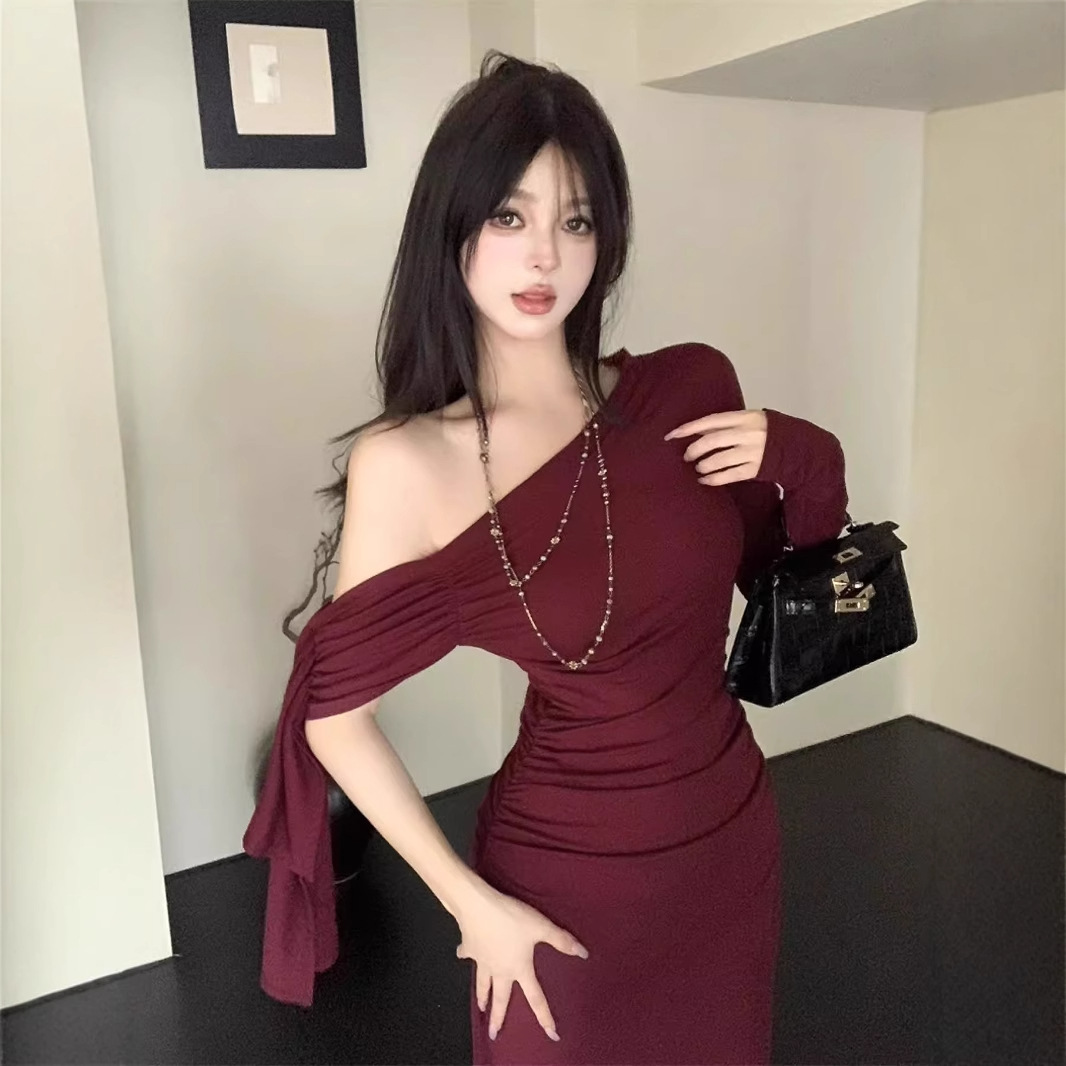 酒红色飘带斜肩长袖连衣裙女春秋季修身不规则辣妹纯欲包臀小妈裙