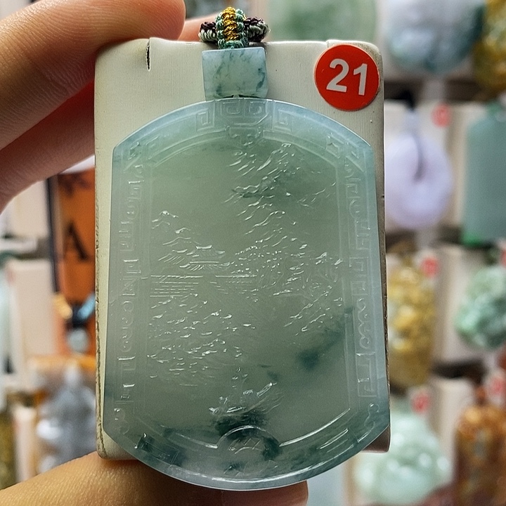 徐***生翡翠未镶嵌颈饰每天