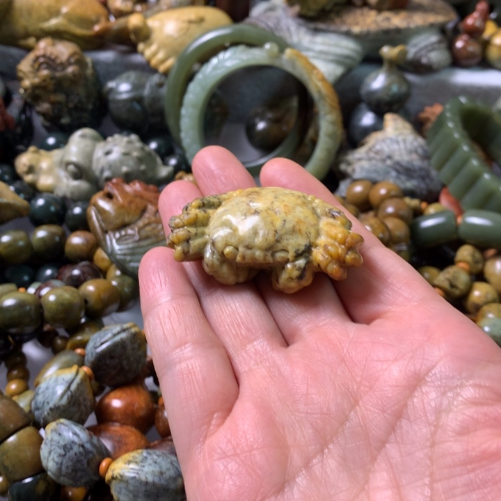 未镶嵌岫岩河磨玉（透闪石质玉）把件