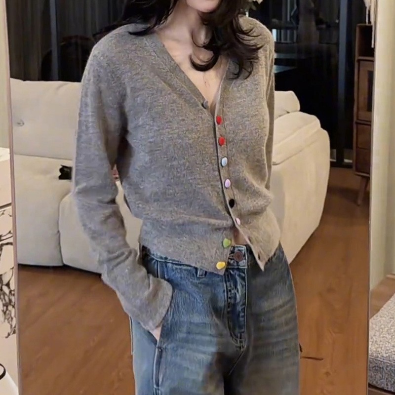 秋季新款时尚多巴胺彩扣V领长袖针织衫女韩系设计感潮流小众上衣