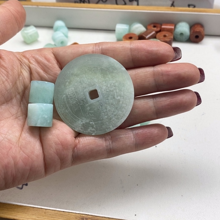 蛇纹石玉未镶嵌颈饰