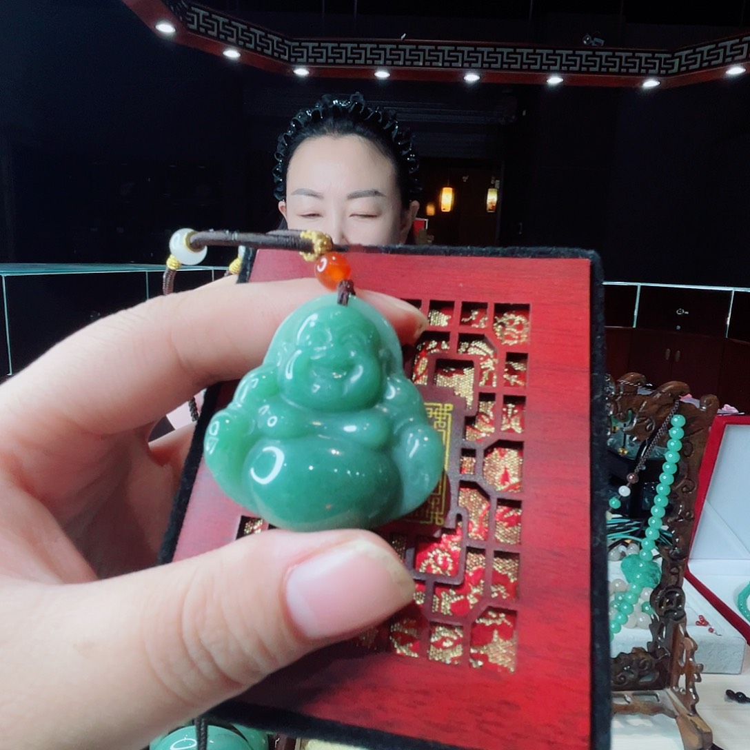 颈饰未镶嵌密玉（石英质玉）