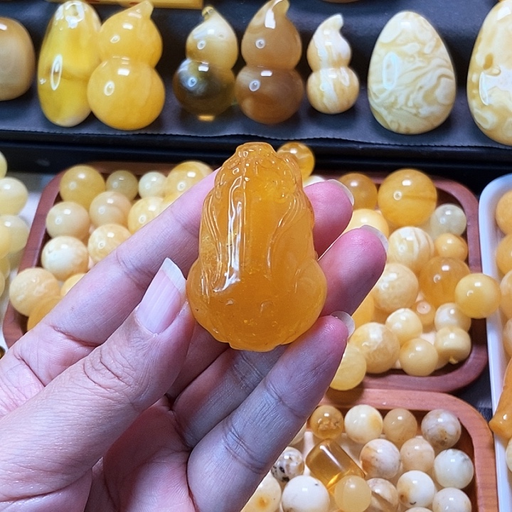 琥珀未镶嵌颈饰天然蜜蜡