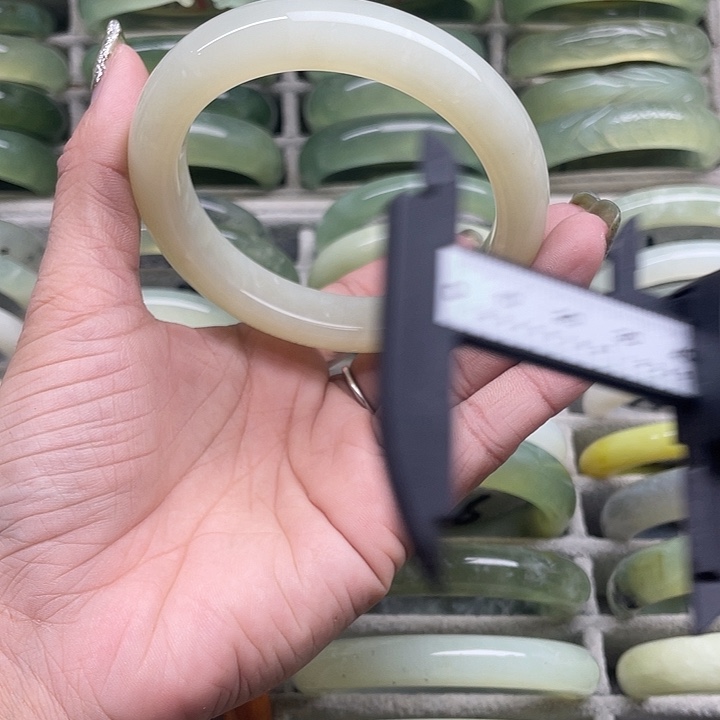 蛇纹石玉未镶嵌手镯304