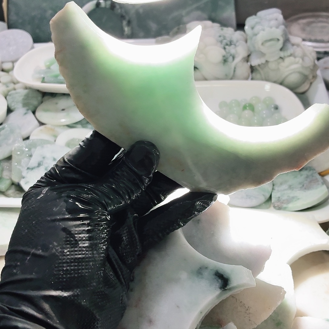 翡翠未镶嵌颈饰边角料