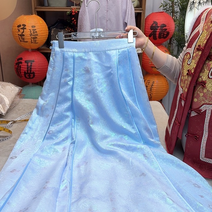 刺绣马面裙平铺腰围66裙长96