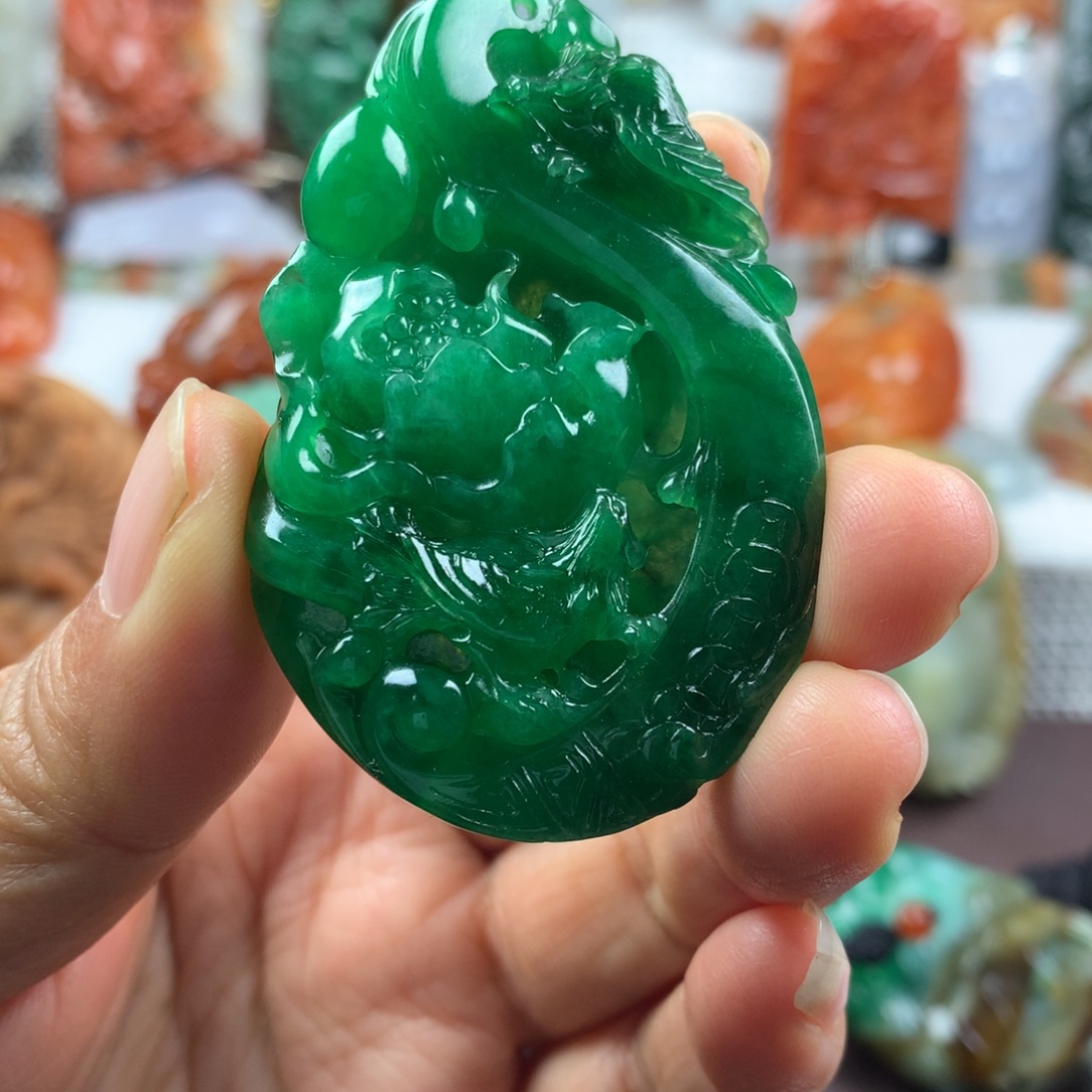 军***翡翠未镶嵌颈饰挂件