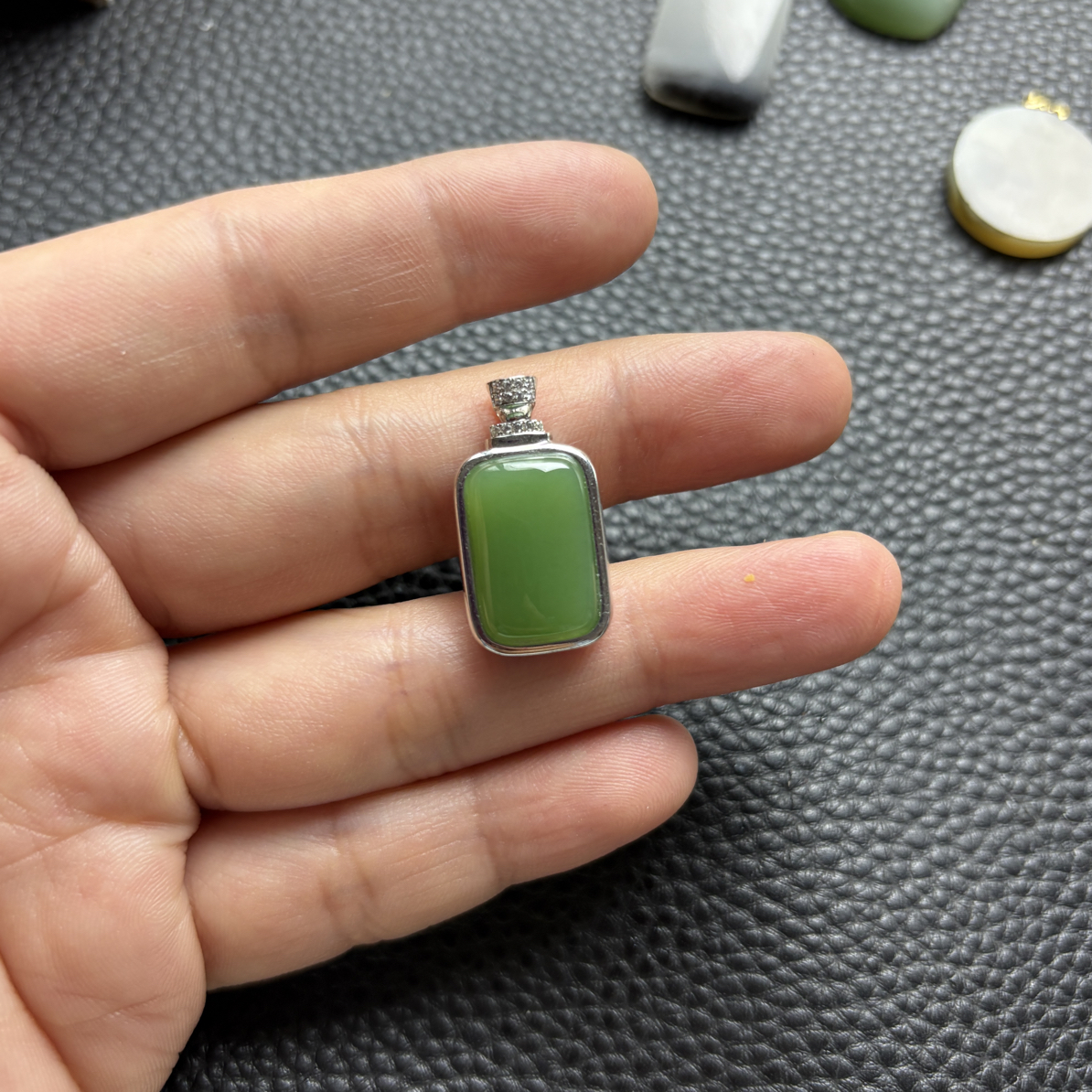 和田玉s925银镶粉绿香水瓶吊坠