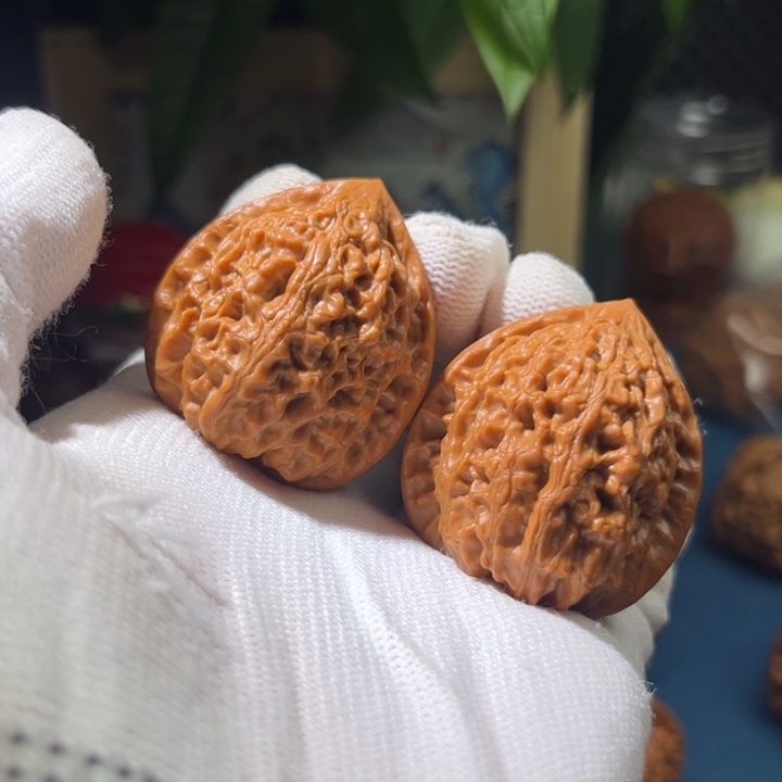 文玩核桃吊坠金牛