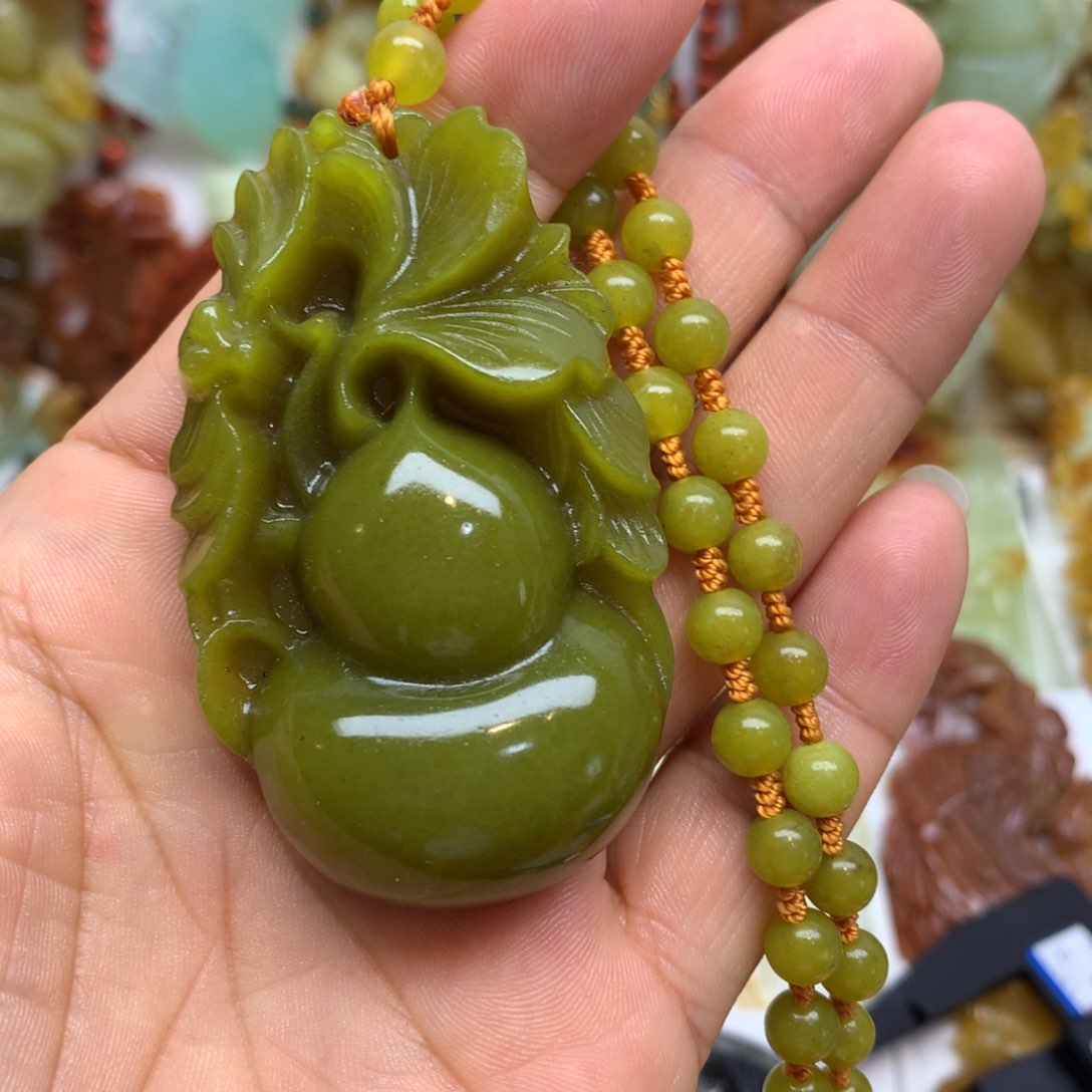 蛇纹石玉颈饰未镶嵌