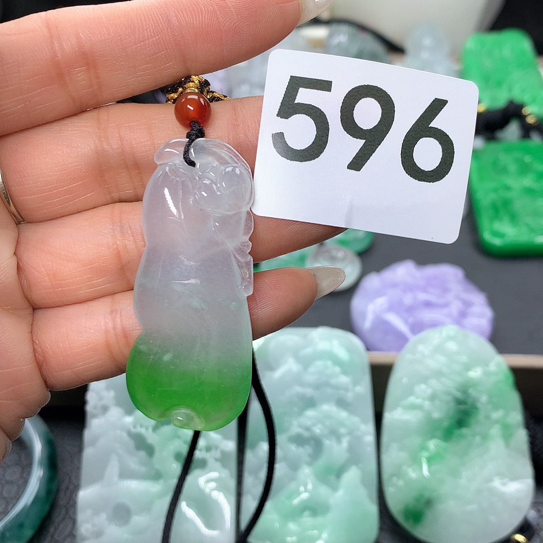 翡翠吊坠(赠链)未镶嵌