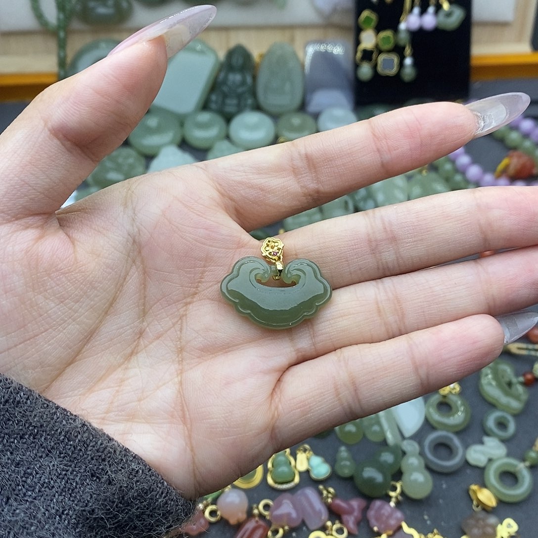 和田玉吊坠(不含链)18K金镶嵌