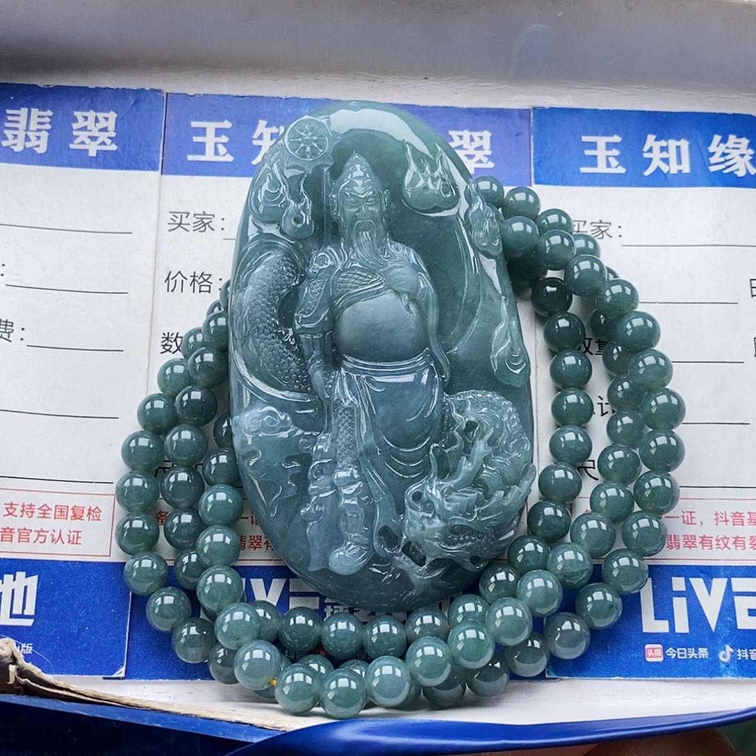 翡翠未镶嵌颈饰关公