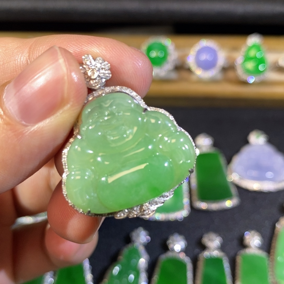 翡翠18K金镶嵌颈饰