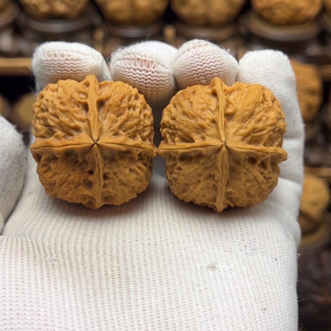 把件文玩核桃39mm绣球四方。 