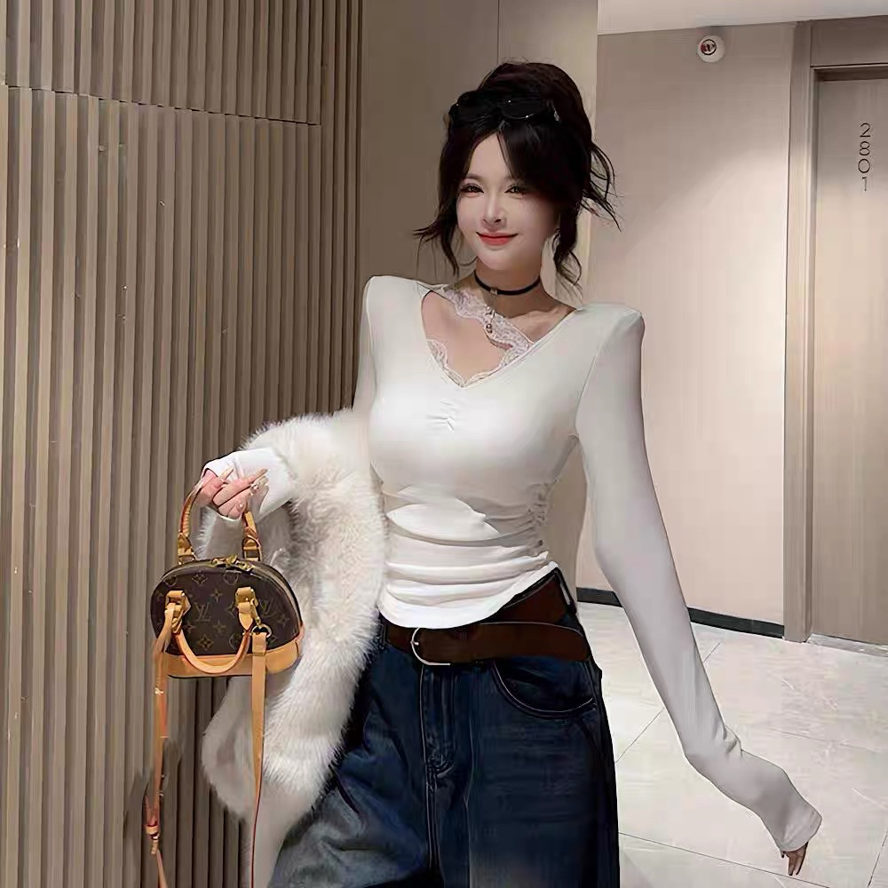 V领拼蕾丝边加绒打底衫A600