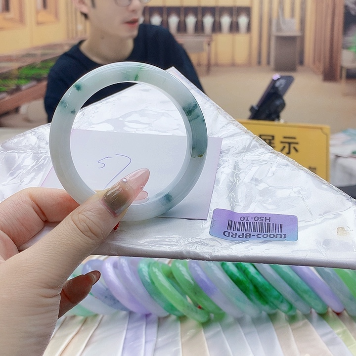 翡翠手镯未镶嵌iguihhjjuuij