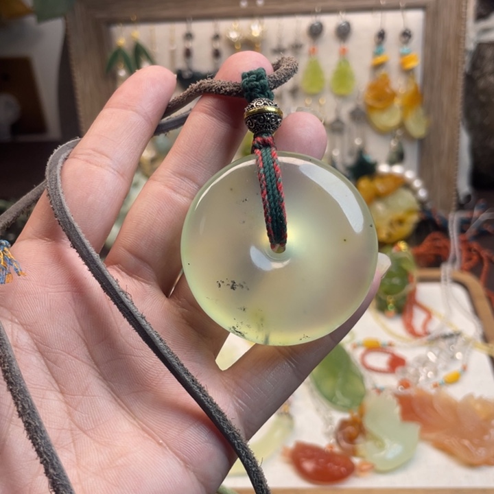 蛇纹石玉吊坠未镶嵌