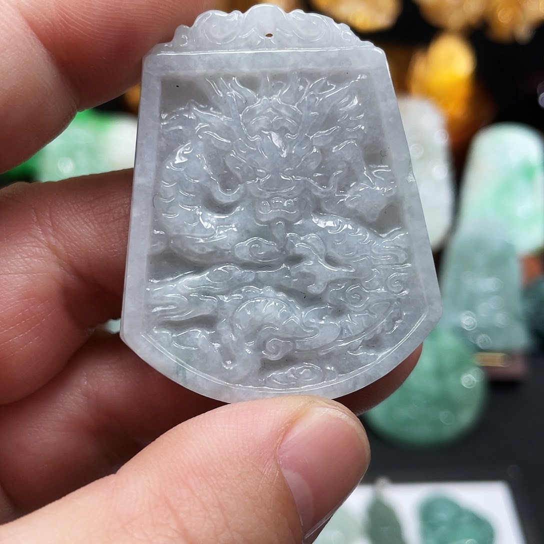 翡翠未镶嵌颈饰龙牌