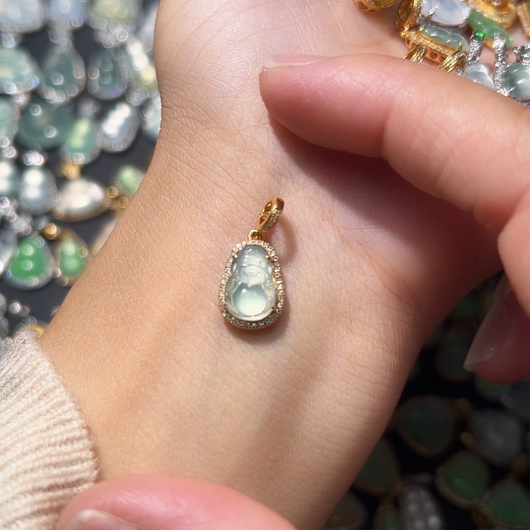 翡翠颈饰18K金镶嵌吊坠