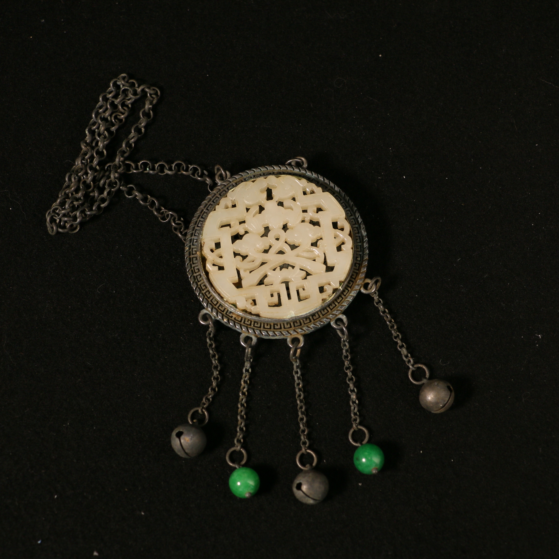 15K2  清和田玉镂空花佩