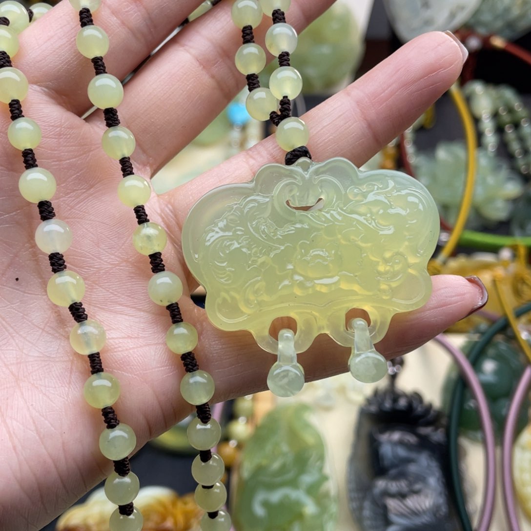 蛇纹石玉颈饰未镶嵌