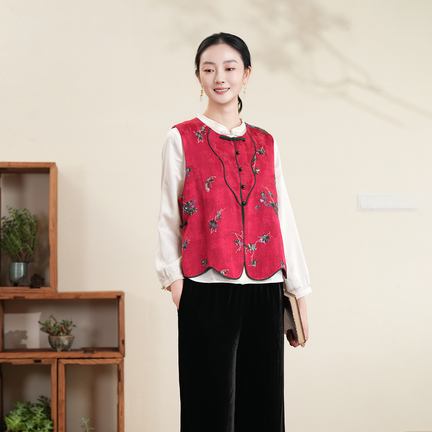 布符新中式「朱樱红珠绣重工福禄马甲」2026年春季新品日常女NCMJ20