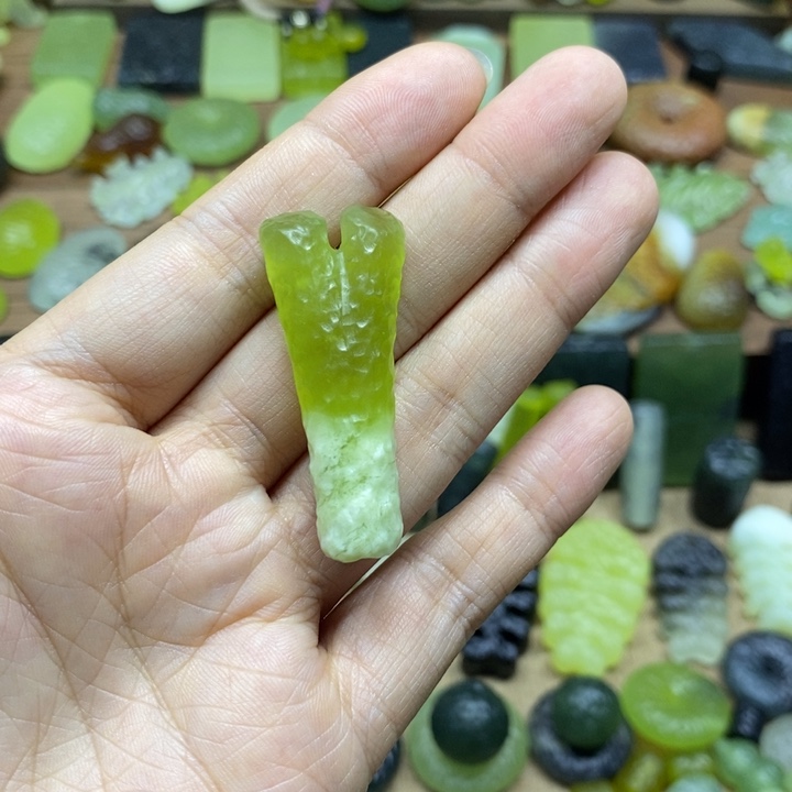 蛇纹石玉未镶嵌颈饰