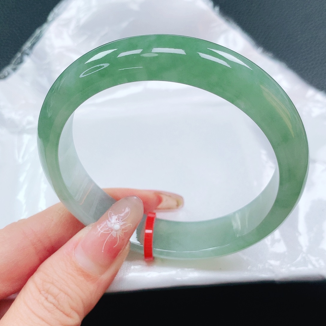 翡翠手镯未镶嵌56圈