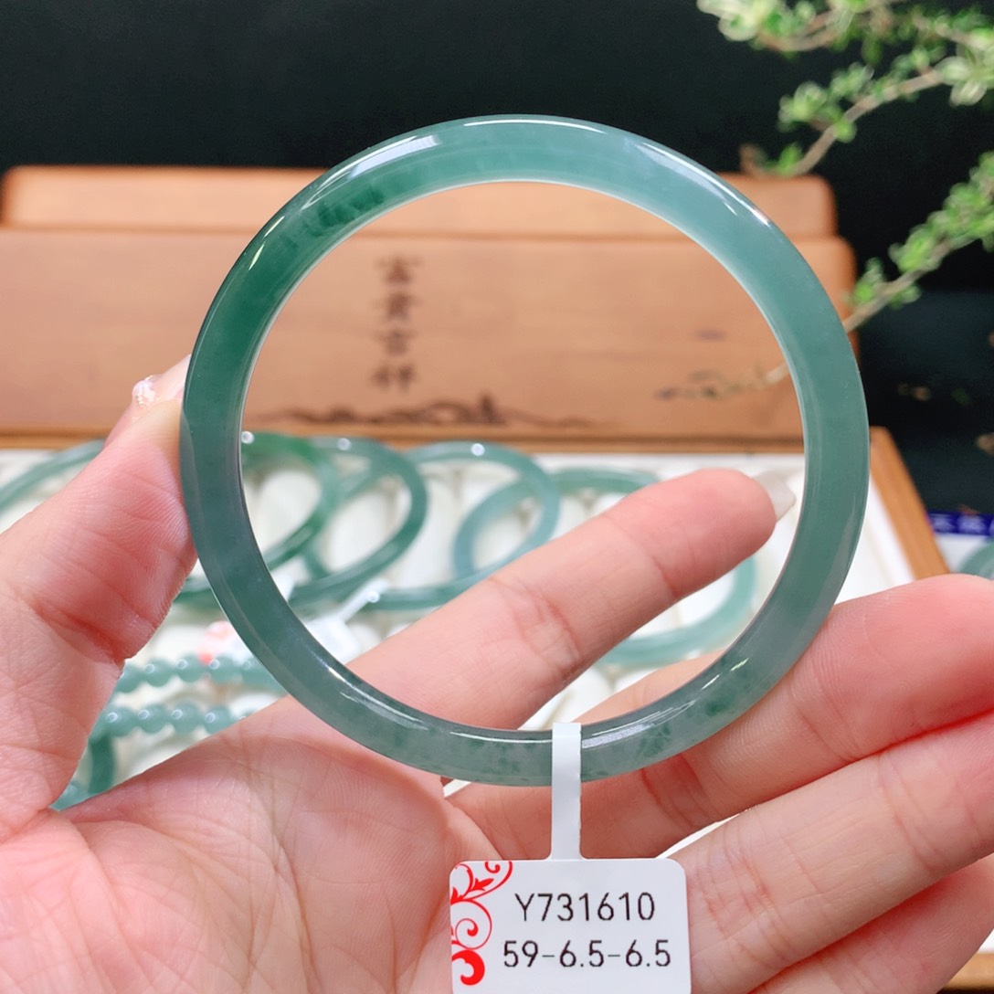 翡翠手镯未镶嵌天然