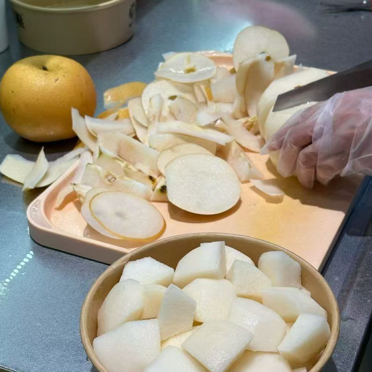 秋月梨两个，汁多饱满