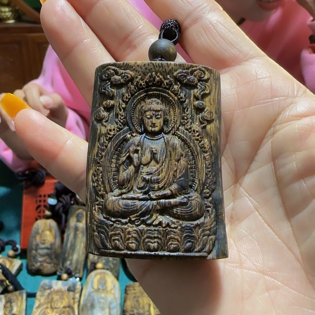 沉香吊坠小****1海南糖结白奇楠雕刻23.8克带绳