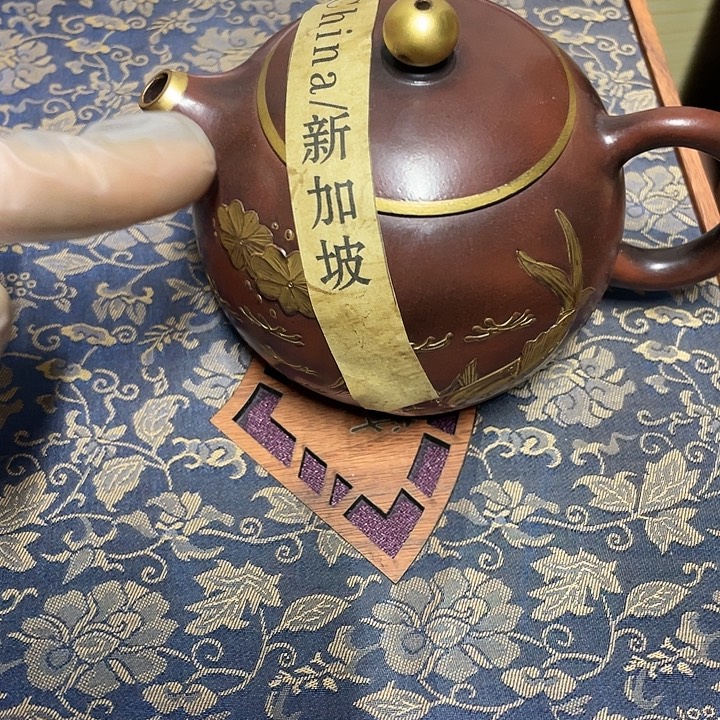 茶壶紫砂原矿泥料，手工制作一把紫砂壶。