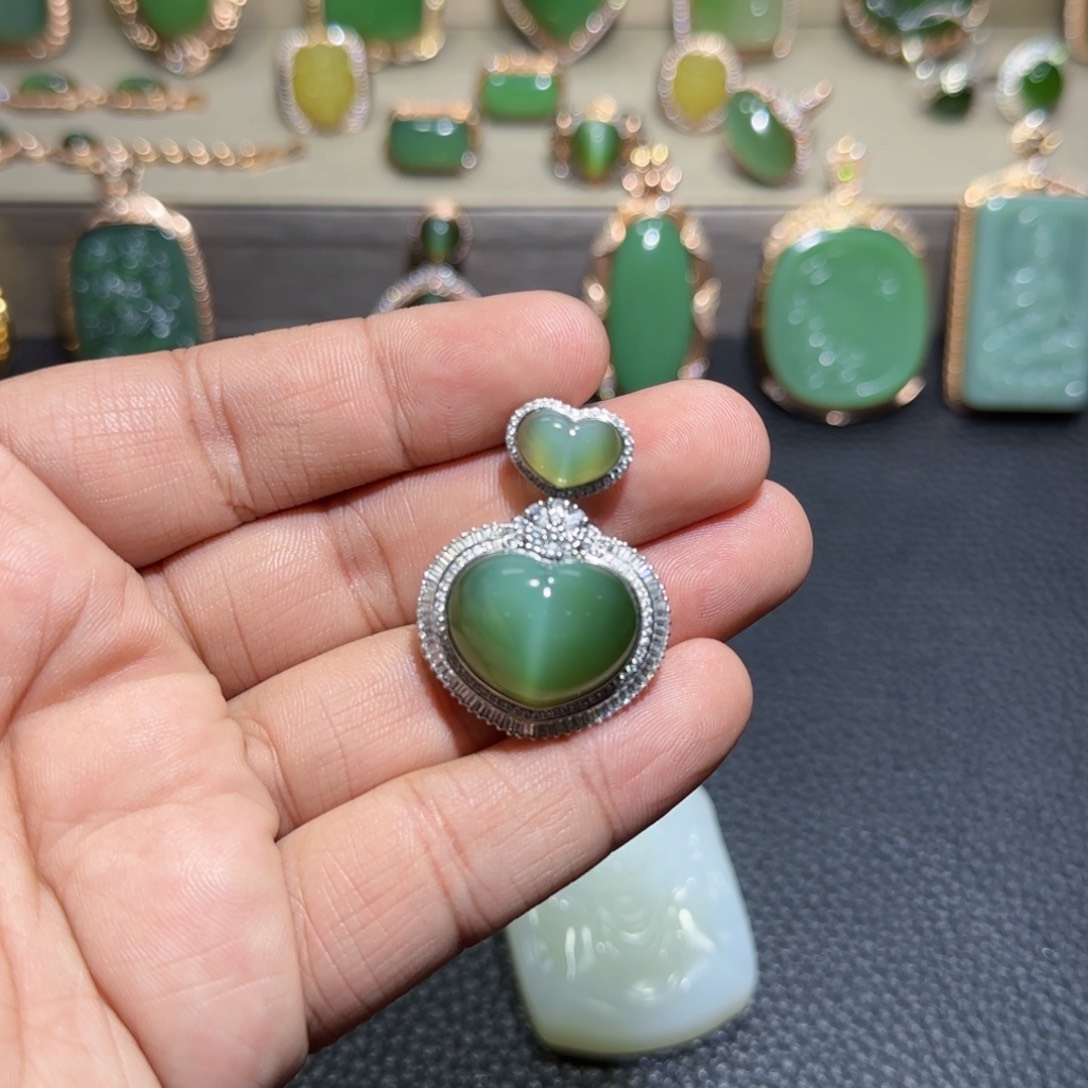 和田玉（碧玉）挂件18K金镶嵌盗*侍