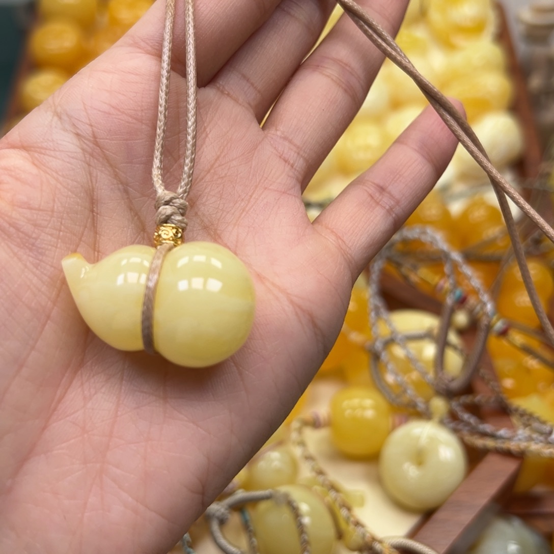 琥珀未镶嵌颈饰蜜蜡