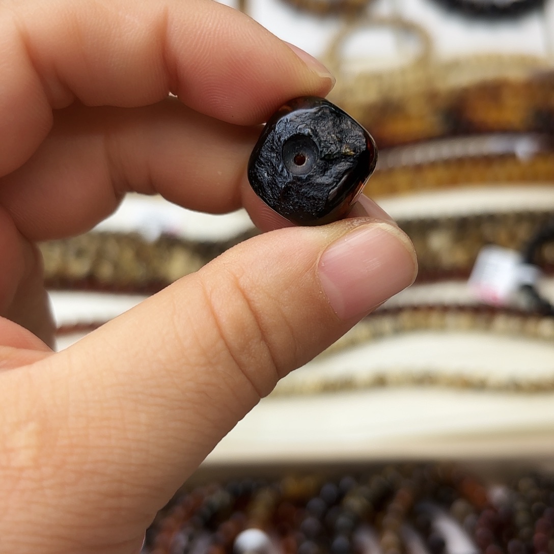 自***的琥珀未镶嵌裸石大