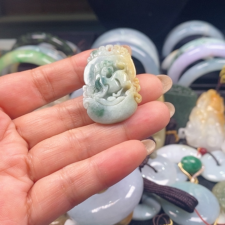 翡翠颈饰未镶嵌麒麟