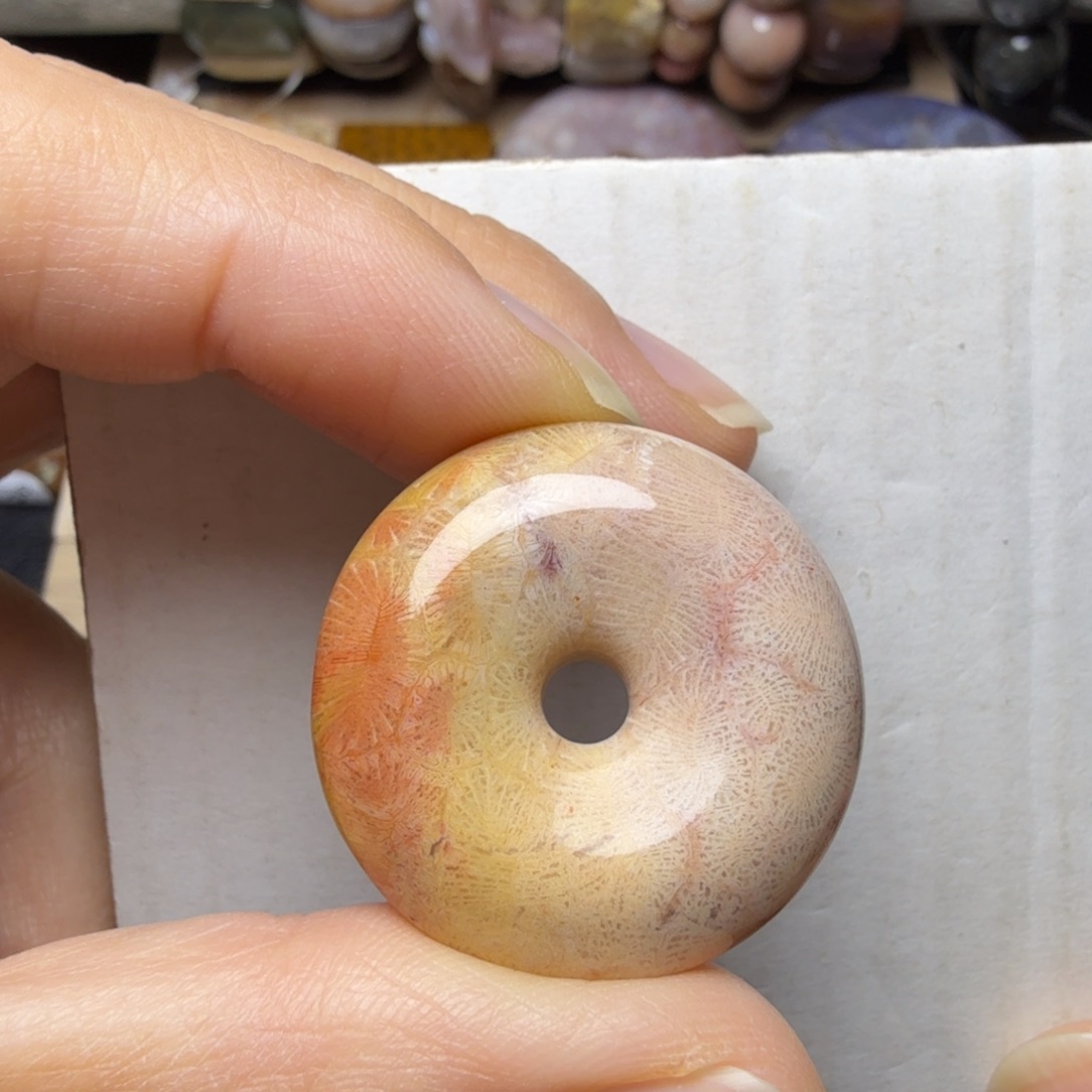 硅化玉未镶嵌彩虫，有瑕 特价