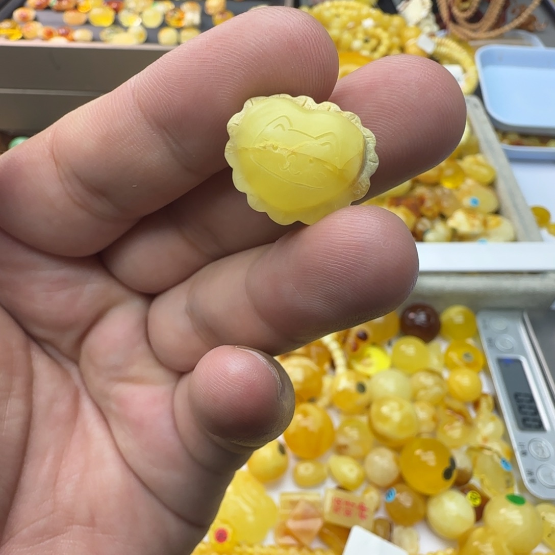 琥珀未镶嵌裸石1.67克有瑕