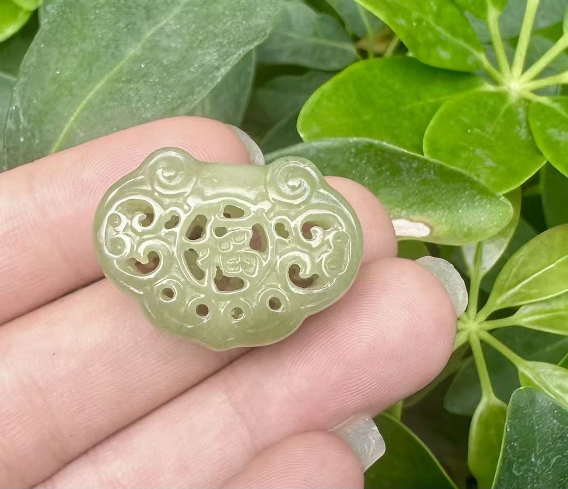 玉佩玉石镂空如意吊坠