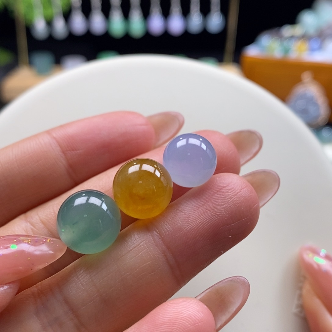 翡翠颈饰未镶嵌翡翠三彩色珠