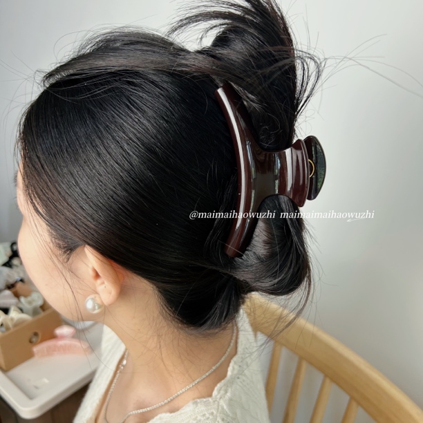 2025年弧形百搭气质简约女新款鲨鱼夹子后脑勺盘发高级感发抓头饰